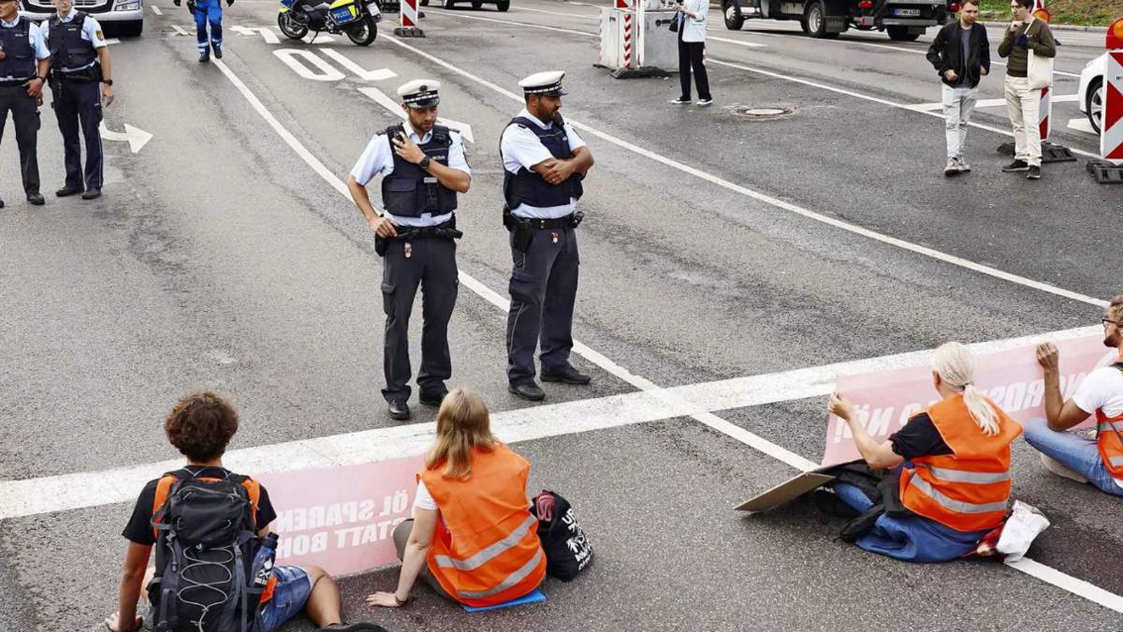 Die Protestaktion hat für Staus auf der B10 gesorgt.<span class='image-autor'>Foto: Andreas Rosar/Fotoagentur-Stuttgart</span>