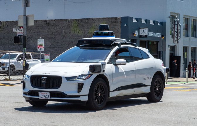 Ein selbstfahrendes Auto der Google-Schwesterfirma Waymo ist im Straßenverkehr von San Francisco unterwegs.<span class='image-autor'>Foto: Andrej Sokolow/dpa</span>