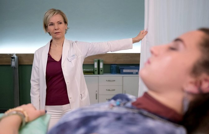 Dr. Kathrin Globisch und Mika.<span class='image-autor'>Foto: MDR/Sebastian Willnow</span>