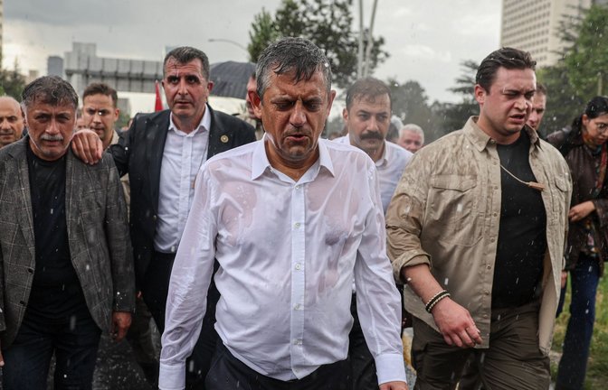 Özgür Özel trotzt dem Regen und seiner Absetzung als Parteichef<span class='image-autor'>Foto: Ugur Yildirim/Dia Photo/AP/dpa</span>
