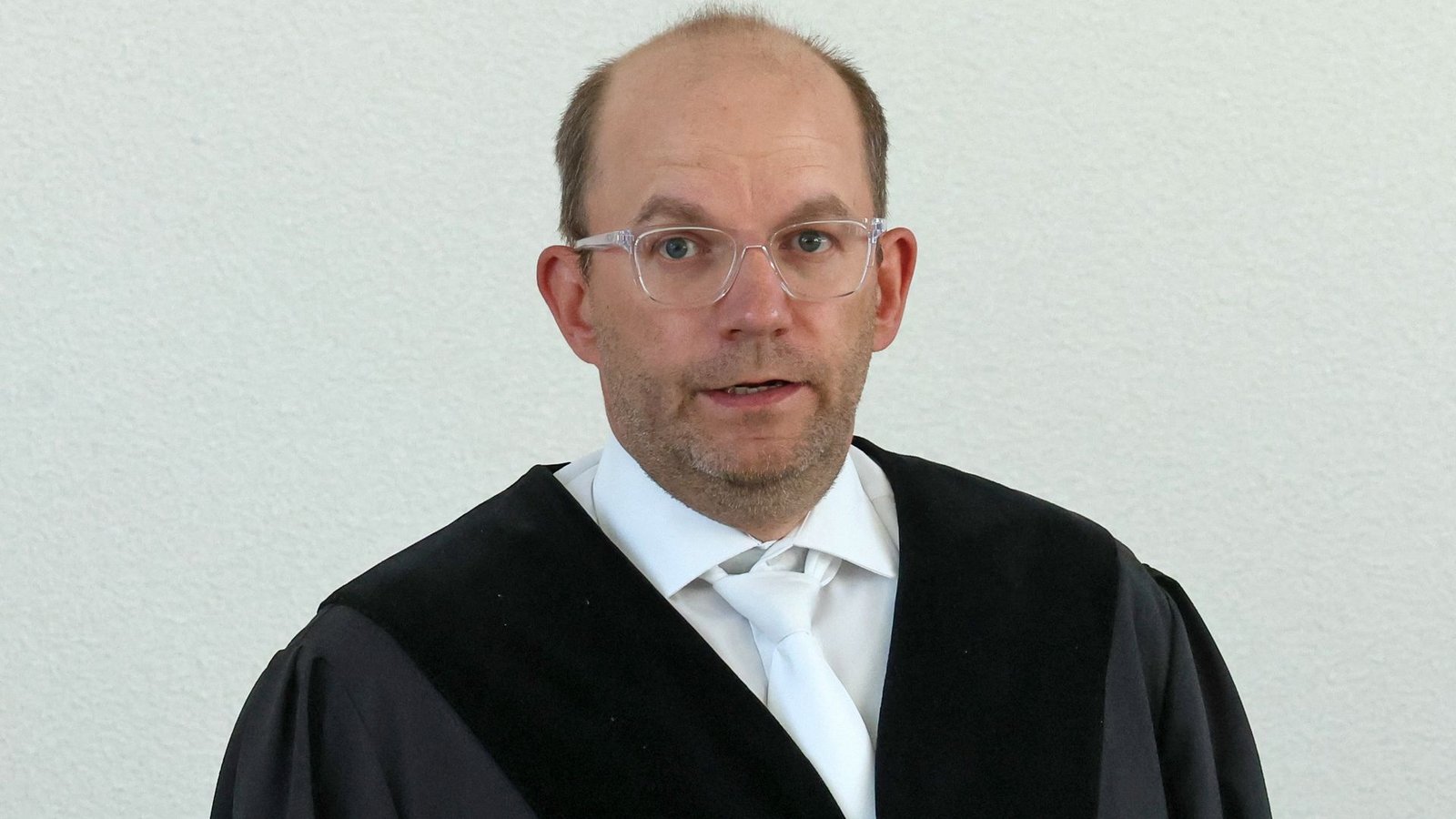 Der Vorsitzende Richter Holger Schütt warnte die Zuschauer vor Beginn des Prozesses vor schwer zu ertragenen Fotos, die gezeigt würden.Foto: Bernd Wüstneck/dpa