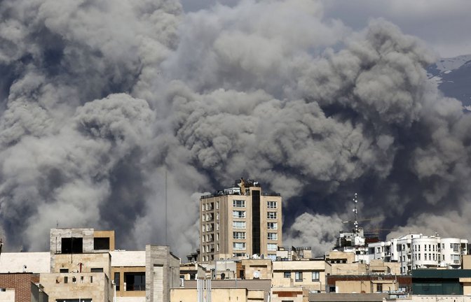 Rauch steigt über Teheran auf, nachdem Explosionen zu hören waren. (Archivbild)<span class='image-autor'>Foto: IMAGO/Anadolu Agency/IMAGO/Fatemeh Bahrami</span>