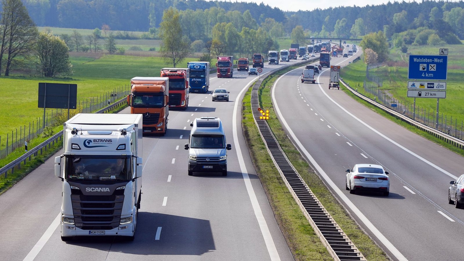 Gefordert werden unter anderem niedrigere Energie- und Stromsteuern und die Abschaffung der CO2-Doppelbelastung im Straßengüterverkehr. (Symbolfoto)Foto: Soeren Stache/dpa