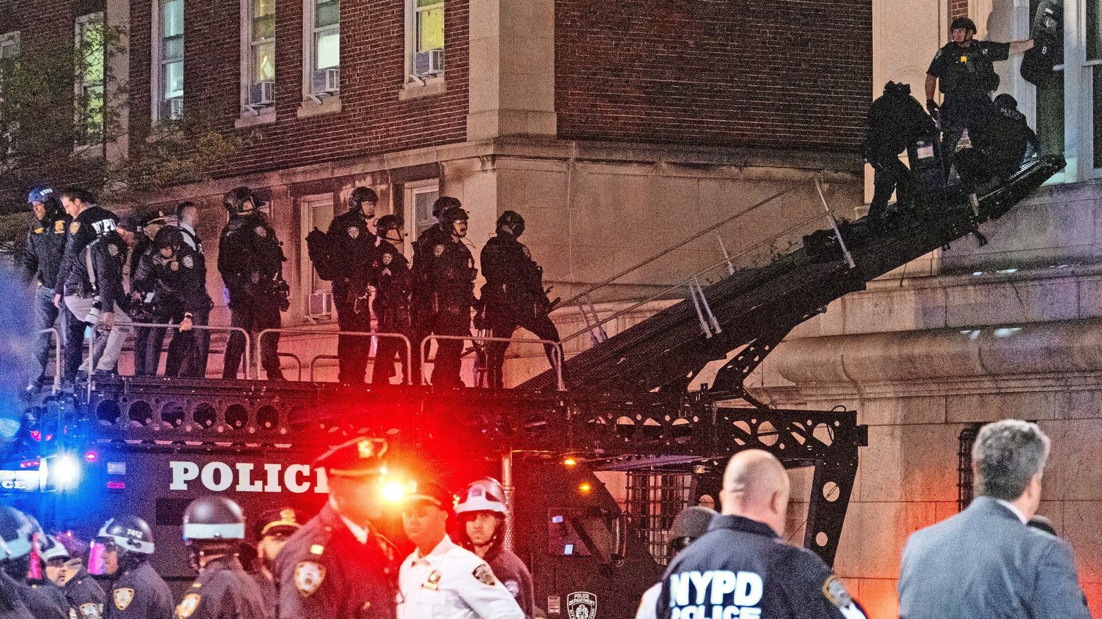 Die New Yorker Polizei dringt in die besetzte Hamilton Hall der Universität ein.Foto: Craig Ruttle/AP/dpa/Craig Ruttle