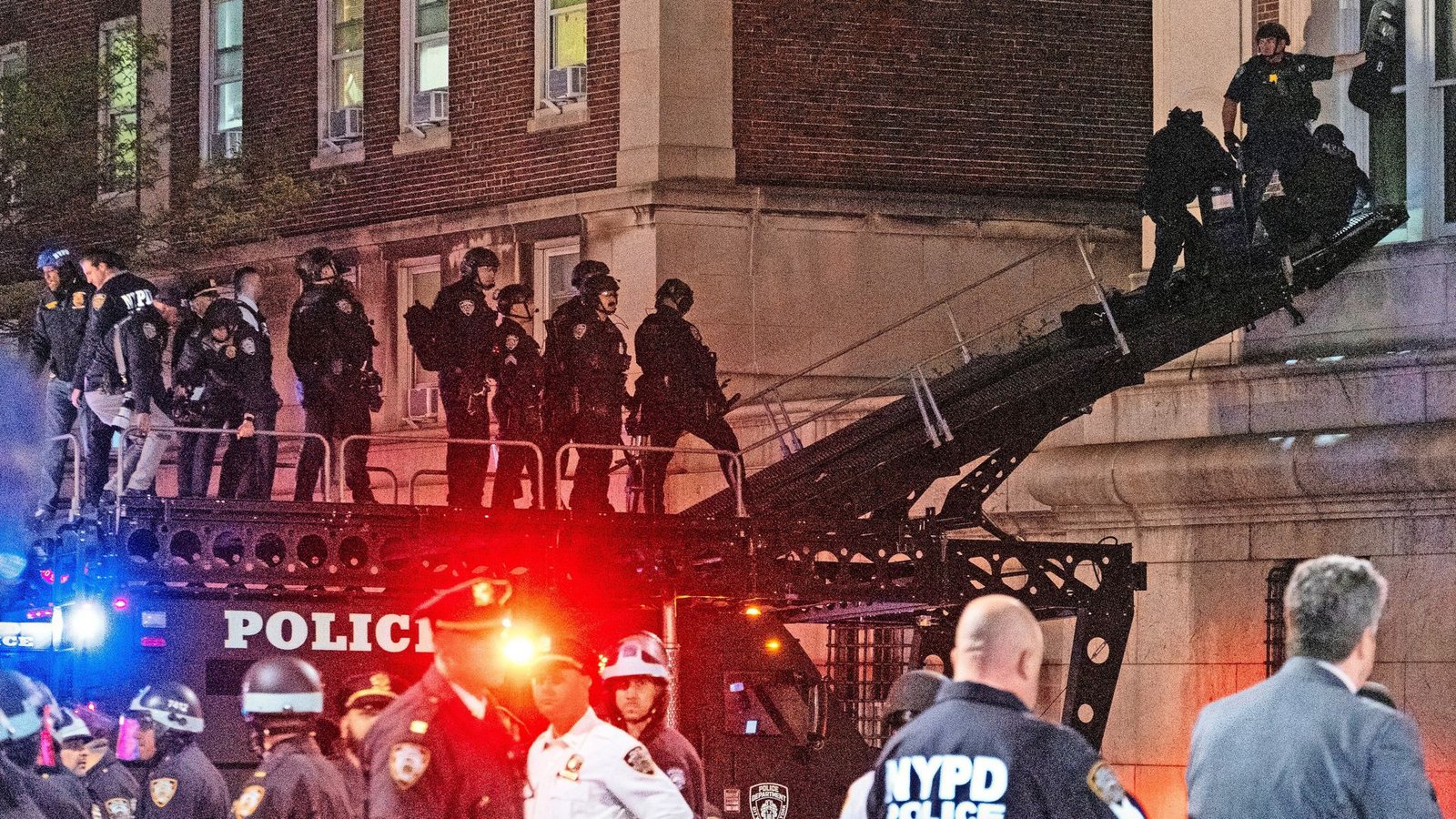 Die New Yorker Polizei dringt in die besetzte Hamilton Hall der Universität ein.Foto: Craig Ruttle/AP/dpa/Craig Ruttle Die New Yorker Polizei dringt in die besetzte Hamilton Hall der Universität ein.Foto: Craig Ruttle/AP/dpa/Craig Ruttle