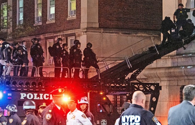 Die New Yorker Polizei dringt in die besetzte Hamilton Hall der Universität ein.<span class='image-autor'>Foto: Craig Ruttle/AP/dpa/Craig Ruttle</span>