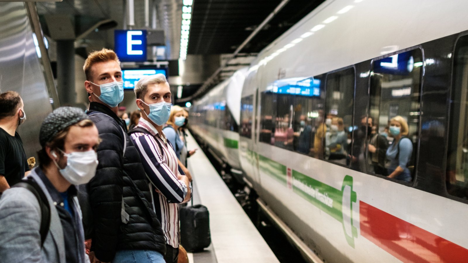 Die Maskenpflicht in Fernzügen bleibt.Foto: hanohiki / shutterstock.com