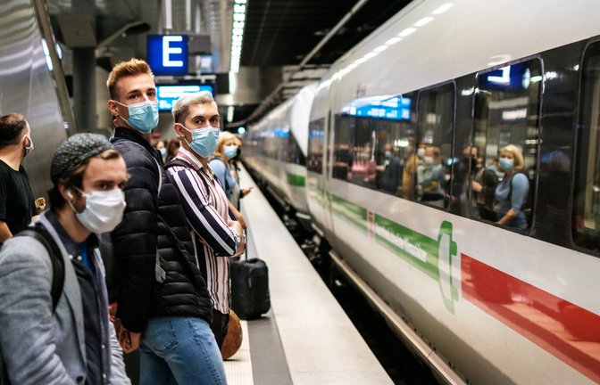 Die Maskenpflicht in Fernzügen bleibt.<span class='image-autor'>Foto: hanohiki / shutterstock.com</span>