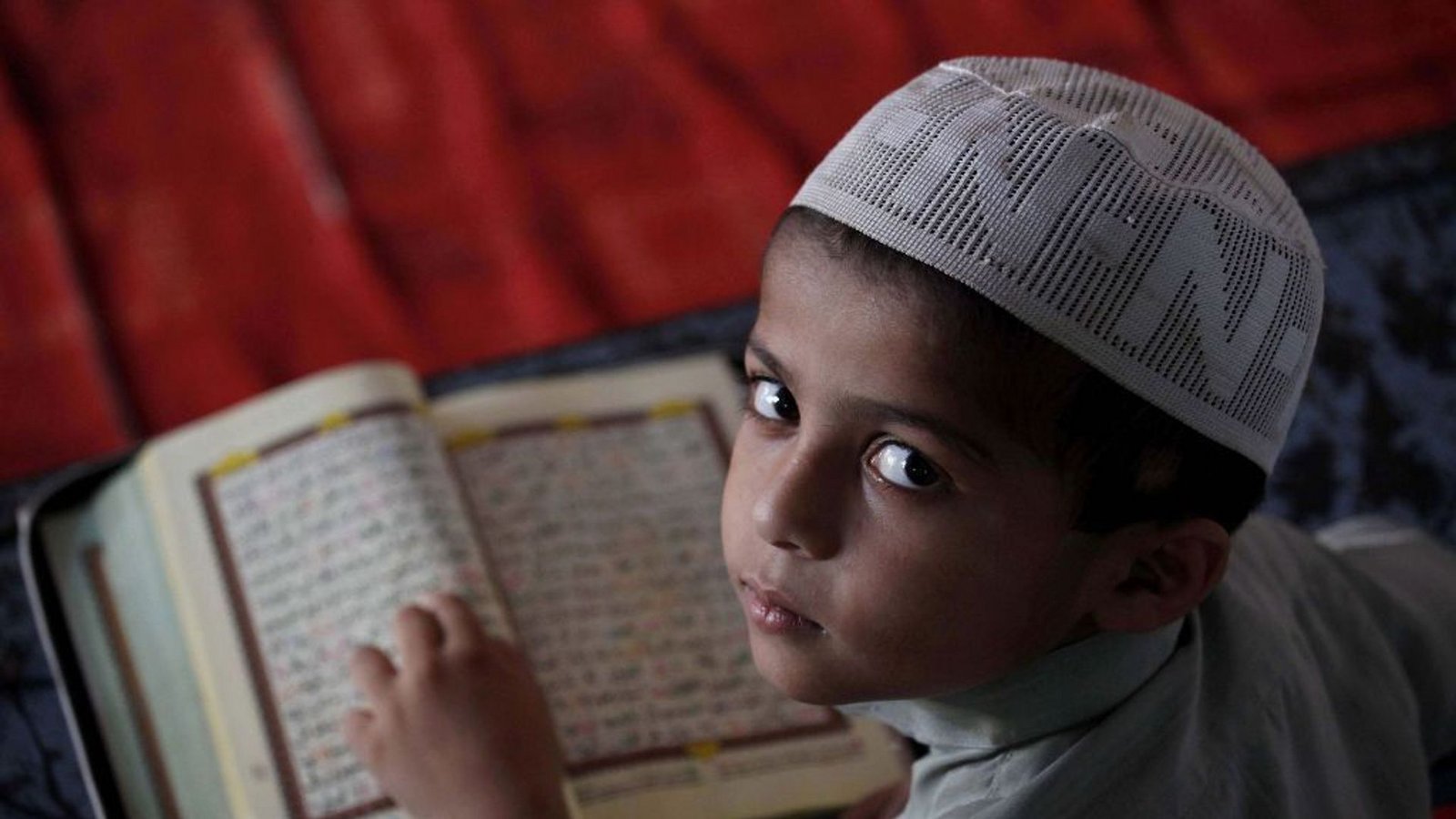 Der Koran (wörtlich: Das oft zu lesende Buch) ist die heilige Schrift der Muslime. Der Text des Koran verkörpert für sie das buchstabengetreue Wort Gottes, das in 114 Kapiteln (Suren) mit 6236 Versen zwischen 610 und 623 von Mohammed verfasst wurde.Foto: dpa Der Koran (wörtlich: Das oft zu lesende Buch) ist die heilige Schrift der Muslime. Der Text des Koran verkörpert für sie das buchstabengetreue Wort Gottes, das in 114 Kapiteln (Suren) mit 6236 Versen zwischen 610 und 623 von Mohammed verfasst wurde.Foto: dpa