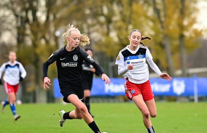 Viele Jugendliche engagieren sich ehrenamtlich in Sportvereinen. Hier ein Foto mit Spielerinnen zweier U17-Mannschaften der Bundesliga Nord-Nordost. (Archivbild)<span class='image-autor'>Foto: IMAGO/Lobeca/IMAGO/Felix Schlikis</span>