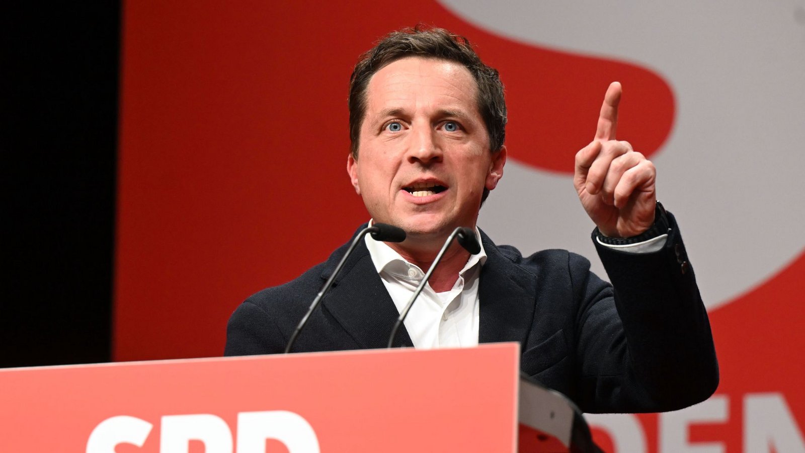 Sascha Binder (43) führt künftig die SPD-Landtagsfraktion. Die Partei müsse sich um die arbeitenden Menschen kümmern, sagt er.Foto: Uli Deck/dpa Sascha Binder (43) führt künftig die SPD-Landtagsfraktion. Die Partei müsse sich um die arbeitenden Menschen kümmern, sagt er.Foto: Uli Deck/dpa