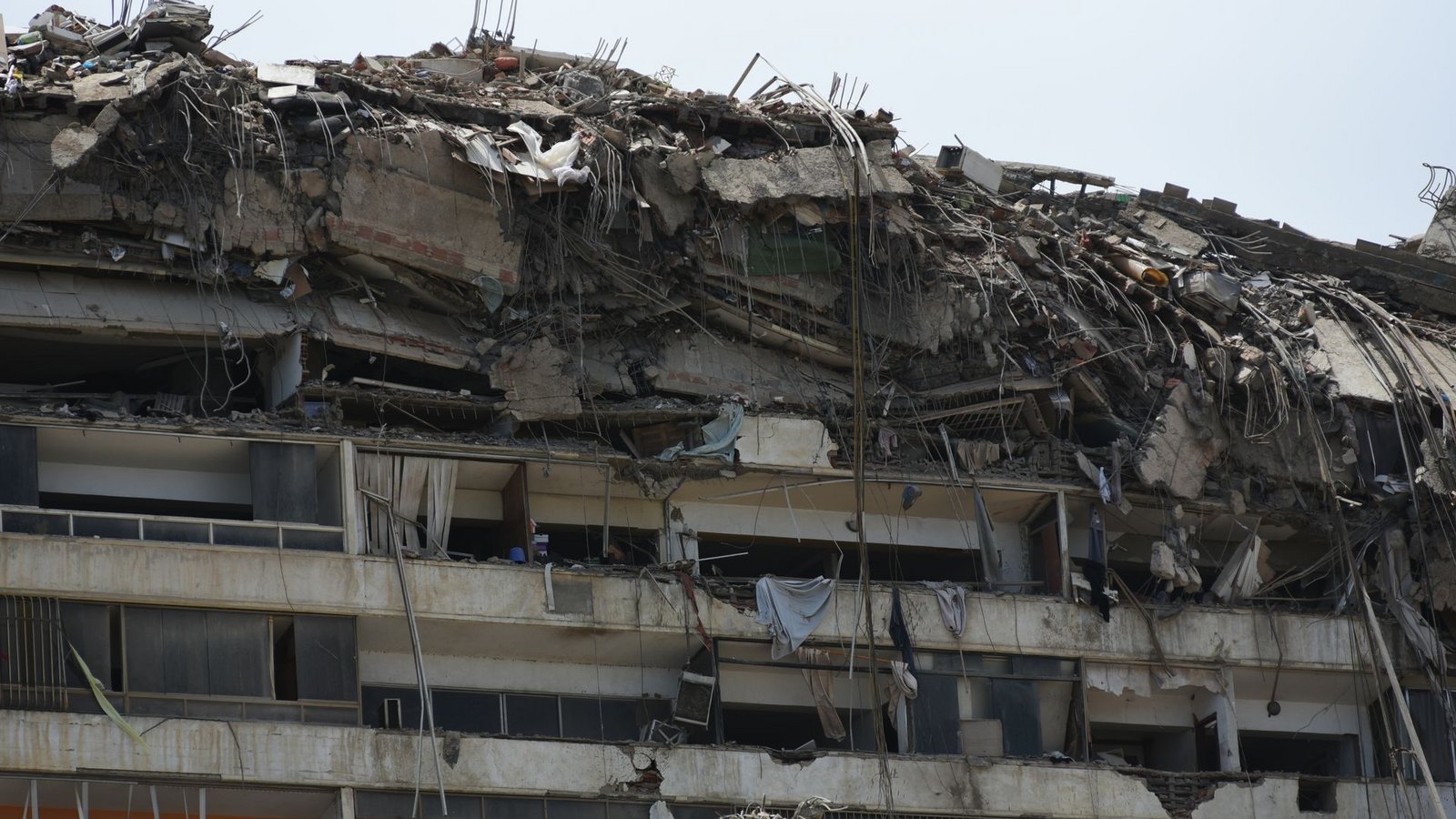 Mindestens 250 Gebäude sind eingestürzt oder wurden beschädigt.Foto: Jonathan Lanza/AP/dpa Mindestens 250 Gebäude sind eingestürzt oder wurden beschädigt.Foto: Jonathan Lanza/AP/dpa