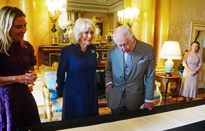 21 Meter lang und rund 11.600 handgeschriebene Wörter: Fast genau ein Jahr nach ihrer Krönung haben König Charles III. und seine Frau Königin Camilla das offizielle Protokoll der Zeremonie erhalten.<span class='image-autor'>Foto: Victoria Jones/PA Wire/dpa</span>