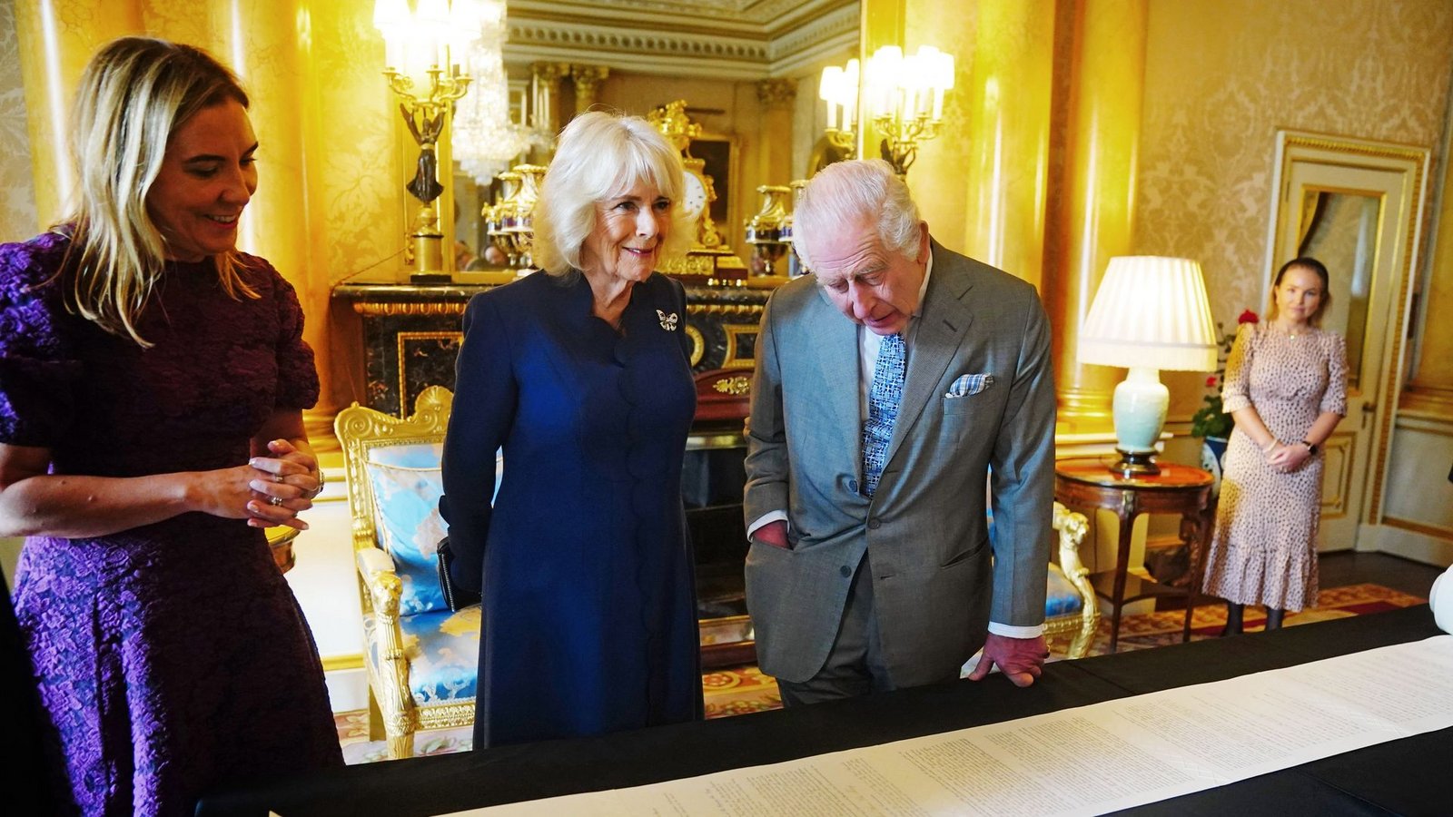 21 Meter lang und rund 11.600 handgeschriebene Wörter: Fast genau ein Jahr nach ihrer Krönung haben König Charles III. und seine Frau Königin Camilla das offizielle Protokoll der Zeremonie erhalten.Foto: Victoria Jones/PA Wire/dpa