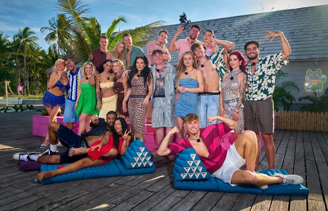 V.o.l.: Xander, Beverly, Olli, Rob, Nico, Nelly, Antonia, Kevin, Elli, Joanna, Sandra Janina, Henna, Jonny, Viki, Lennert, Ariel, Sidar, Calvin O., Hati und Calvin S.<span class='image-autor'>Foto: RTL / Frank Beer</span>