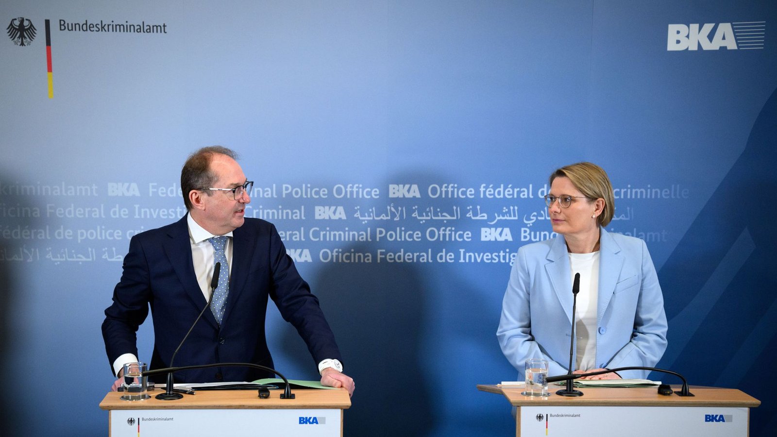 Alexander Dobrindt (l, CSU), Bundesinnenminister, und Stefanie Hubig (SPD), Bundesministerin der Justiz und für Verbraucherschutz. Die Polizei bekommt künftig mehr Befugnisse (Archivfoto).Foto: Bernd von Jutrczenka/dpa/Bernd von Jutrczenka Alexander Dobrindt (l, CSU), Bundesinnenminister, und Stefanie Hubig (SPD), Bundesministerin der Justiz und für Verbraucherschutz. Die Polizei bekommt künftig mehr Befugnisse (Archivfoto).Foto: Bernd von Jutrczenka/dpa/Bernd von Jutrczenka