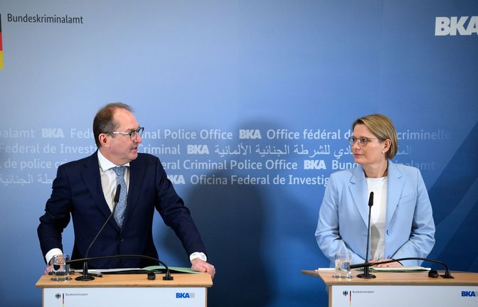 Alexander Dobrindt (l, CSU), Bundesinnenminister, und Stefanie Hubig (SPD), Bundesministerin der Justiz und für Verbraucherschutz. Die Polizei bekommt künftig mehr Befugnisse (Archivfoto).<span class='image-autor'>Foto: Bernd von Jutrczenka/dpa/Bernd von Jutrczenka</span>