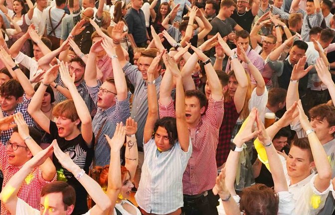 Hände hoch für „YMCA“, für einen Hit der queeren Community, bei Gaydelight im Mai 2024 
         Foto: Rosar<span class='image-autor'>Foto: &nbsp;</span>