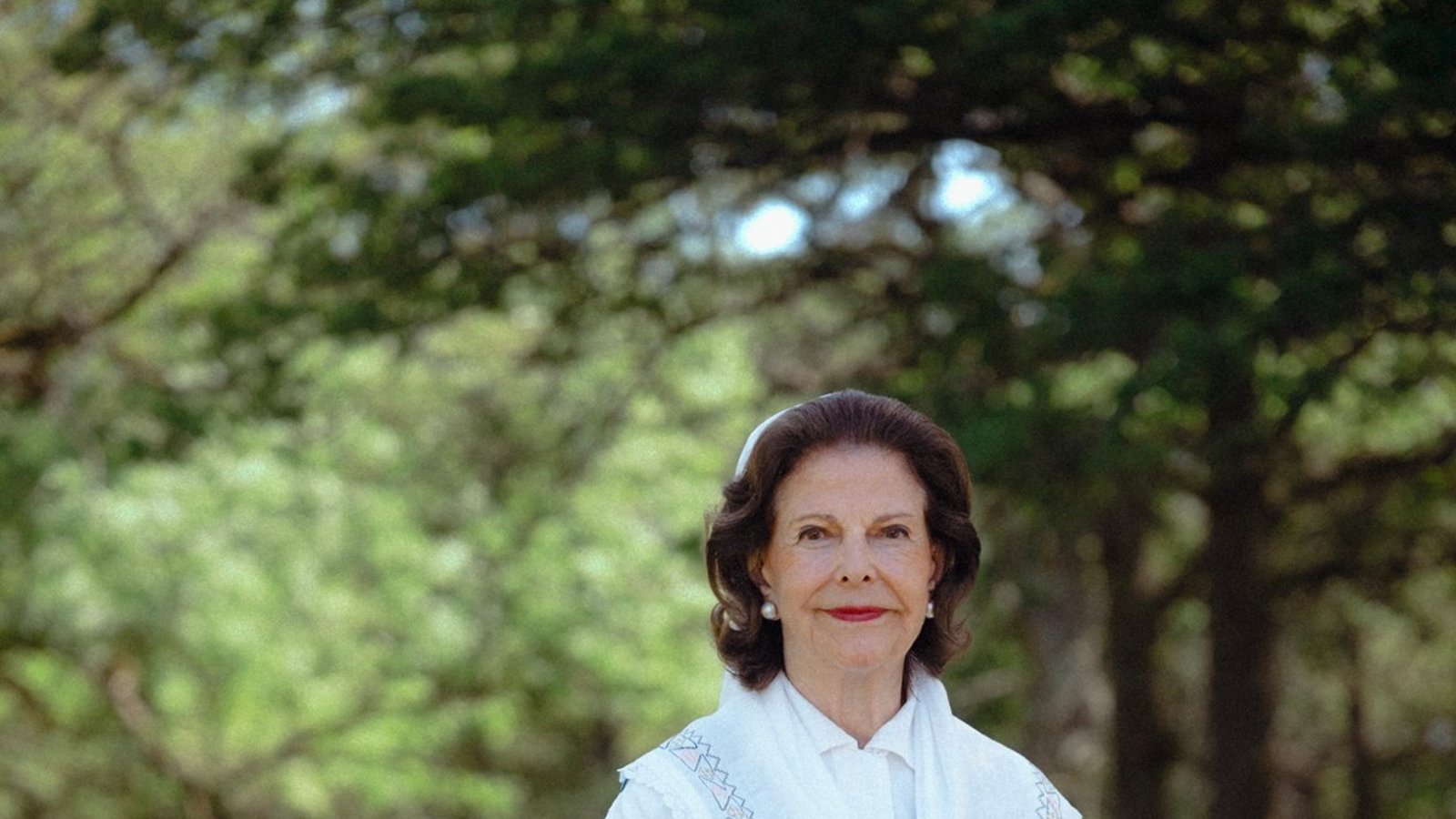 Am 19. Juni 2026 ist das Königspaar seit 50 Jahren verheiratet. Anlässlich des 50-jährigen Jubiläums der Königin als Gattin des Königs werden neue Fotos veröffentlicht, die im Schlosspark von Drottningholm aufgenommen wurden. Auf den Fotos trägt die Königin ihre Öland-Tracht.Foto: Therese Öhrvall/The Royal Court of Sweden Am 19. Juni 2026 ist das Königspaar seit 50 Jahren verheiratet. Anlässlich des 50-jährigen Jubiläums der Königin als Gattin des Königs werden neue Fotos veröffentlicht, die im Schlosspark von Drottningholm aufgenommen wurden. Auf den Fotos trägt die Königin ihre Öland-Tracht.Foto: Therese Öhrvall/The Royal Court of Sweden