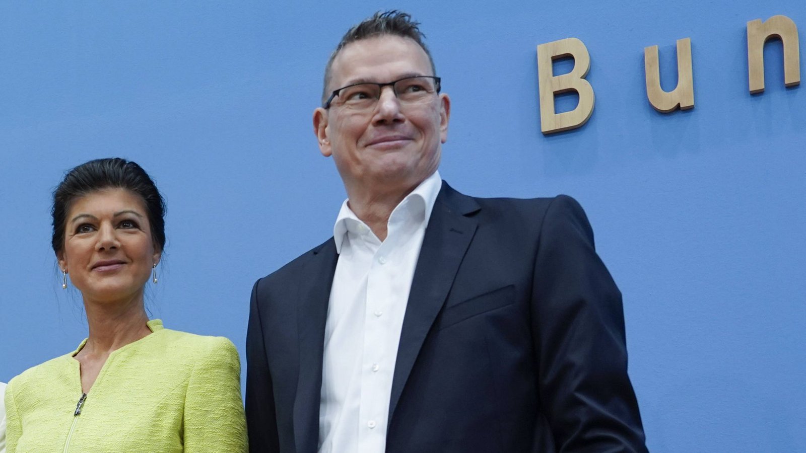 Sahra Wagenknecht als das Gesicht der künftigen Partei mit Ralph Suikat, dem Schatzmeister ihres Vereins BSW.Foto: imago/Bernd Elmenthaler Sahra Wagenknecht als das Gesicht der künftigen Partei mit Ralph Suikat, dem Schatzmeister ihres Vereins BSW.Foto: imago/Bernd Elmenthaler