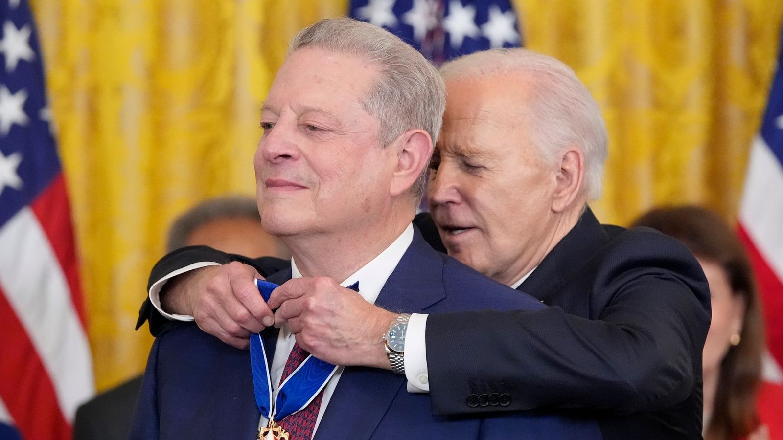 US-Präsident Joe Biden verleiht die Presidential Medal of Freedom an den ehemaligen US-Vizepräsidenten Al Gore.Foto: Alex Brandon/AP/dpa