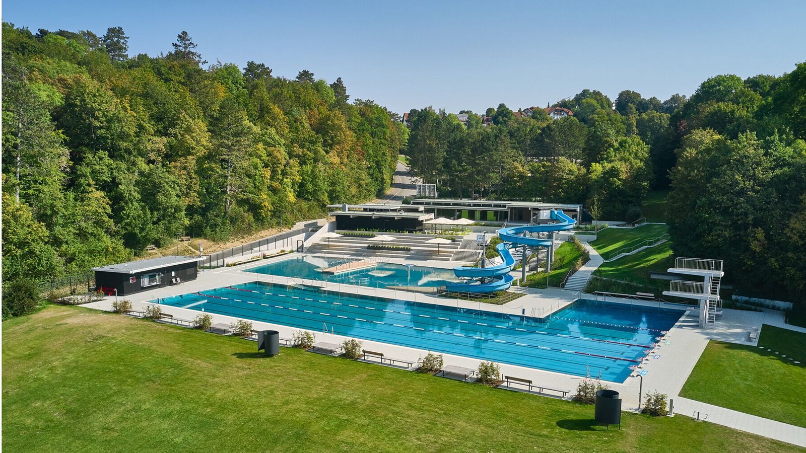 Wer nicht bis an den Bodensee möchte – 4a Architekten haben außerdem in Sigmaringen ein am Hang liegendes 60er Jahre Freibad saniert - die schönen Bäume durften freilich bleiben. Adresse: Roystraße 31, 72488 Sigmaringen. Geöffnet hat das Bad täglich ab 9 Uhr. Frühschwimmen ist von montags bis freitags von 7 bis 9 Uhr möglichFoto: 4a Architekten/David Matthiessen Wer nicht bis an den Bodensee möchte – 4a Architekten haben außerdem in Sigmaringen ein am Hang liegendes 60er Jahre Freibad saniert - die schönen Bäume durften freilich bleiben. Adresse: Roystraße 31, 72488 Sigmaringen. Geöffnet hat das Bad täglich ab 9 Uhr. Frühschwimmen ist von montags bis freitags von 7 bis 9 Uhr möglichFoto: 4a Architekten/David Matthiessen