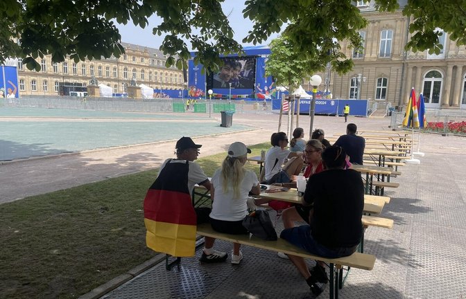 Am Anfang gab es nur Stehplätze in der Fanzone Schlossplatz. Dann wurde „nachgebessert“: Stühle und Bänke dürfen aufgestellt werden, sofern weniger als 8000 Besucher auf dem Gelände sind.<span class='image-autor'>Foto: ubo</span>