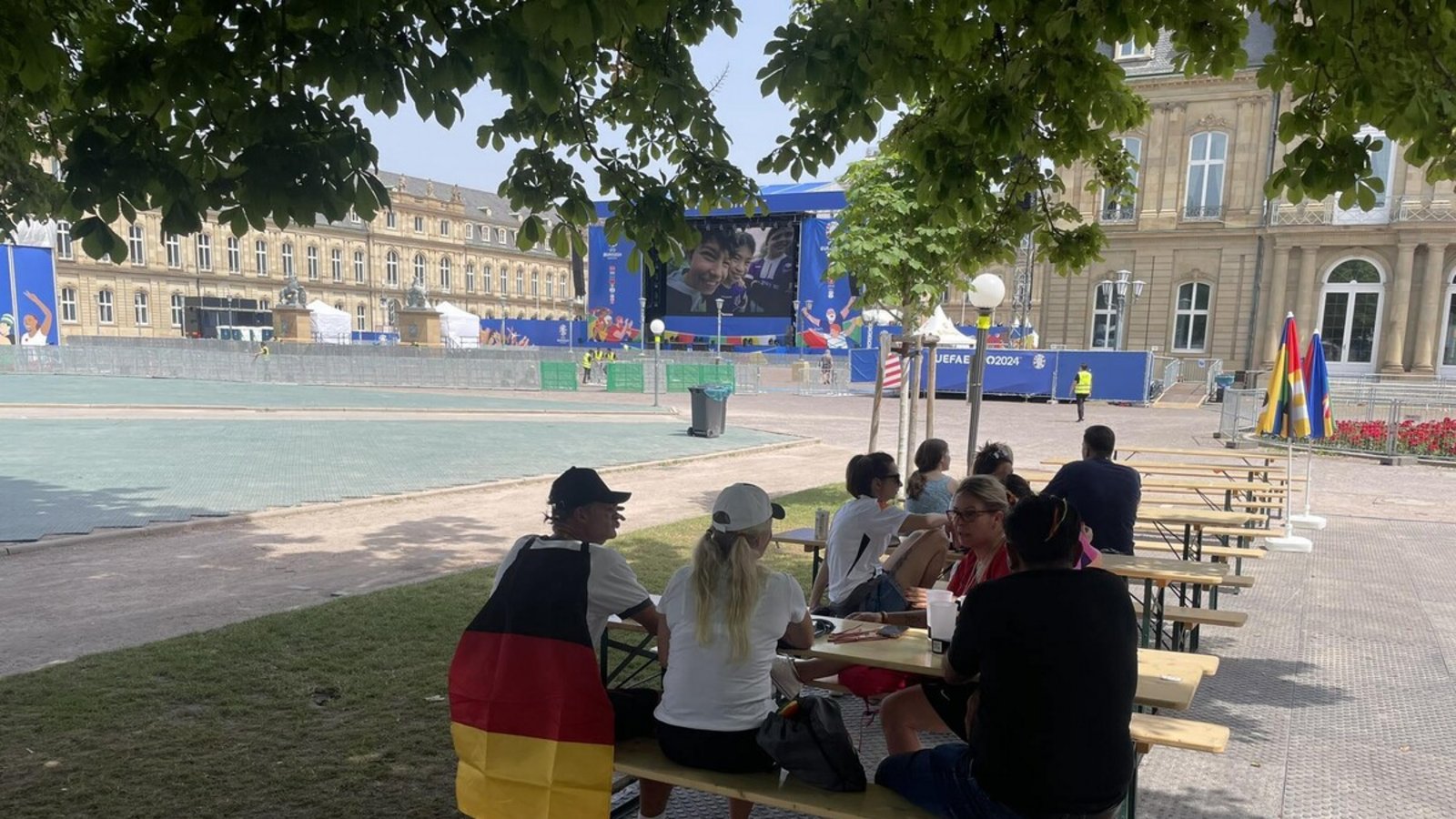 Am Anfang gab es nur Stehplätze in der Fanzone Schlossplatz. Dann wurde „nachgebessert“: Stühle und Bänke dürfen aufgestellt werden, sofern weniger als 8000 Besucher auf dem Gelände sind.Foto: ubo