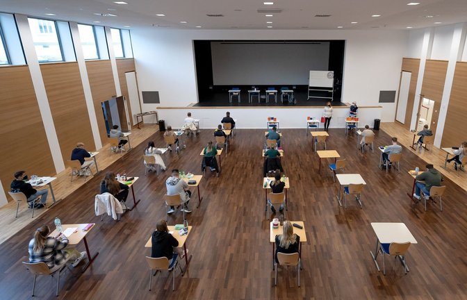 Abiturienten bei der Prüfung. Wie viele Jahre  sie zur   Vorbereitung brauchen, ist   seit vielen Jahren Streitthema.<span class='image-autor'>Foto: dpa/Sina Schuldt</span>
