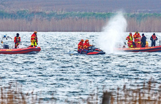 20.04.2026, Mecklenburg-Vorpommern, Kirchdorf (poel): Helfer in Schlauchbooten begleitet den Wal, um die Richtung zum offenen Meer zu zeigen.<span class='image-autor'>Foto: Jens Büttner/dpa</span>