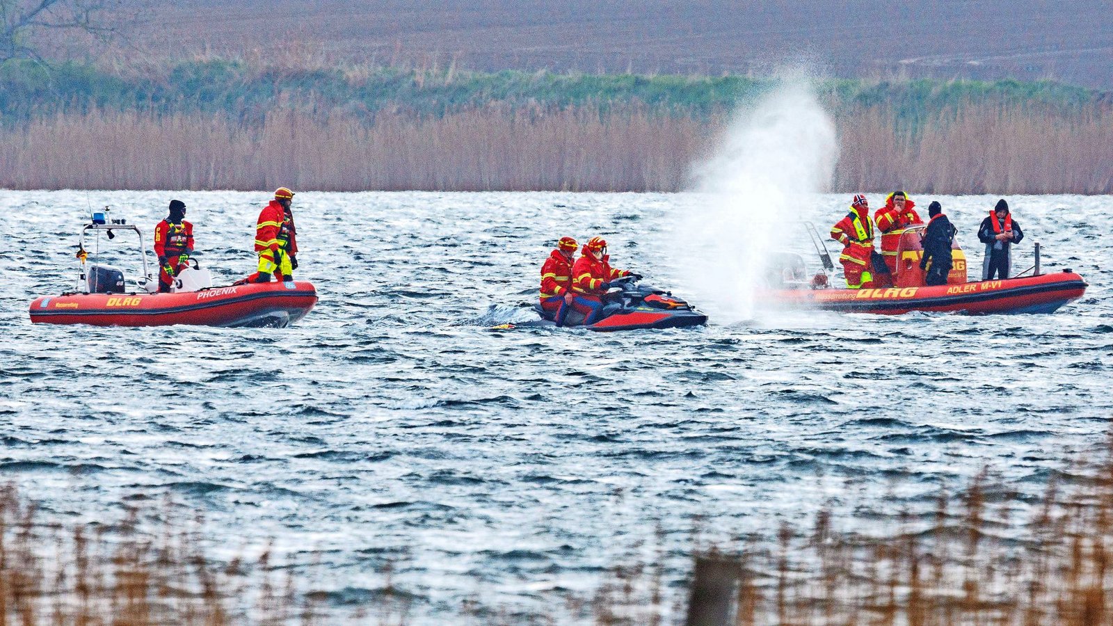 20.04.2026, Mecklenburg-Vorpommern, Kirchdorf (poel): Helfer in Schlauchbooten begleitet den Wal, um die Richtung zum offenen Meer zu zeigen.Foto: Jens Büttner/dpa