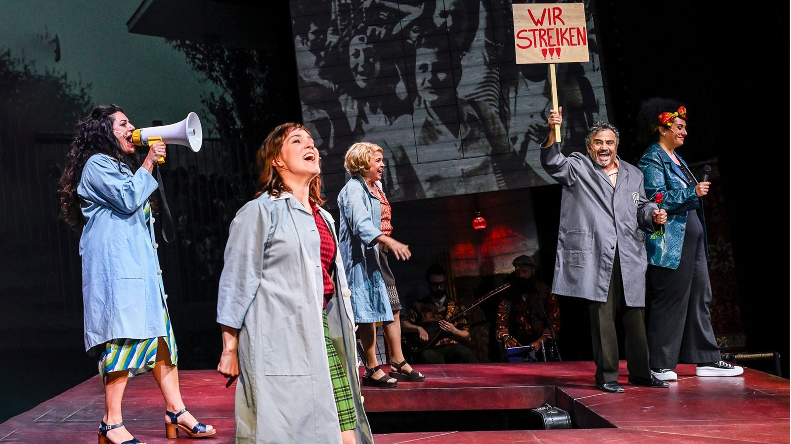 Mut zum Widerstand, von links: Selda Falke, Melisa Melek Özel, Ursula  Berlinghof, Murat ­Yeginer, Yasemin CecFoto: Schauspielbühnen/Tobias Metz