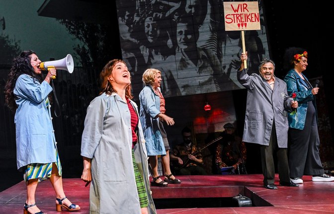 Mut zum Widerstand, von links: Selda Falke, Melisa Melek Özel, Ursula  Berlinghof, Murat ­Yeginer, Yasemin Cec<span class='image-autor'>Foto: Schauspielbühnen/Tobias Metz</span>
