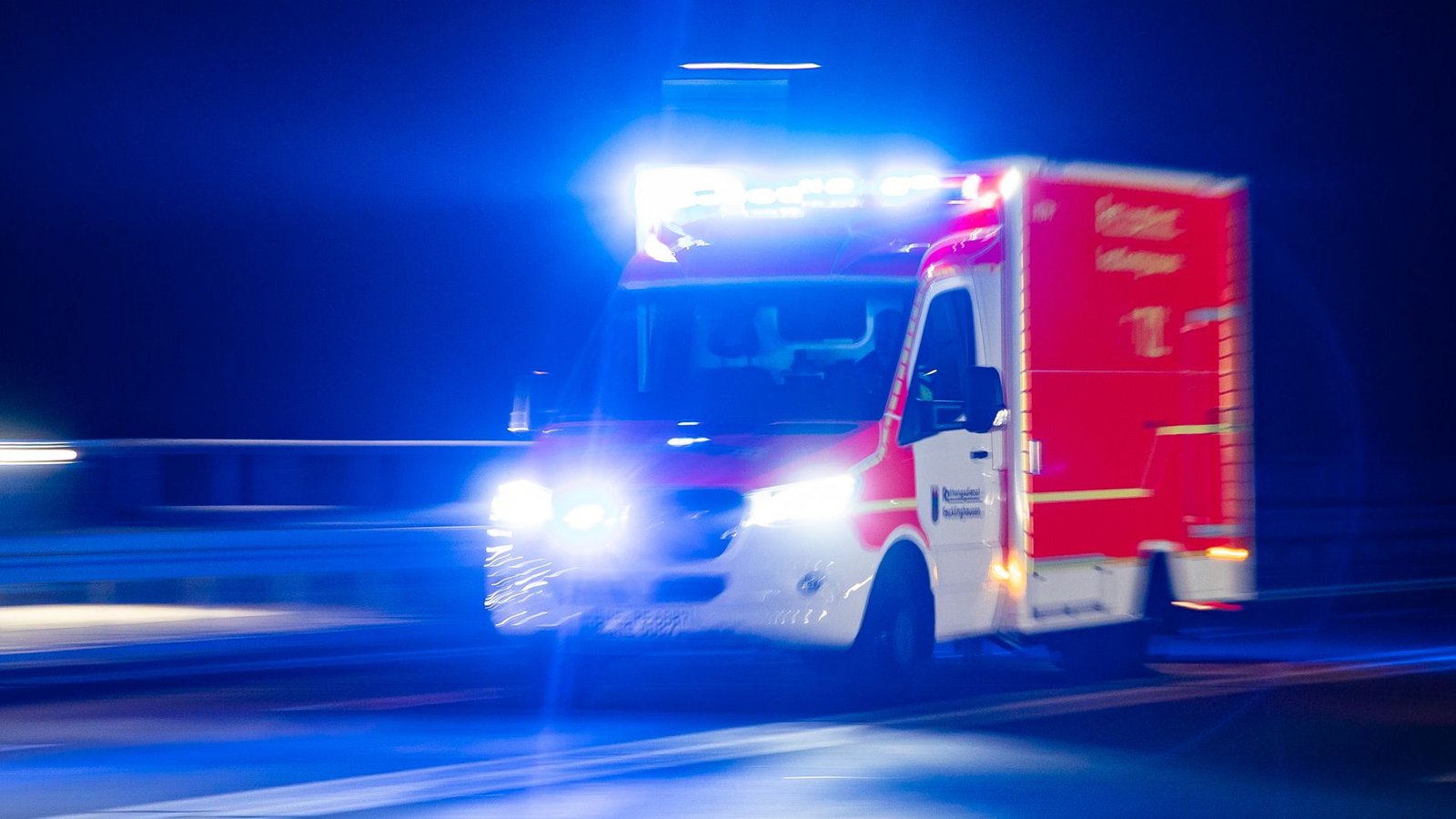 Ein Junge ist bei einem Unfall mit einem Transporter schwer verletzt worden. (Symbolbild)Foto: dpa/Marcel Kusch