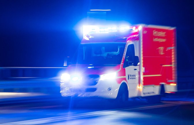 Ein Junge ist bei einem Unfall mit einem Transporter schwer verletzt worden. (Symbolbild)<span class='image-autor'>Foto: dpa/Marcel Kusch</span>