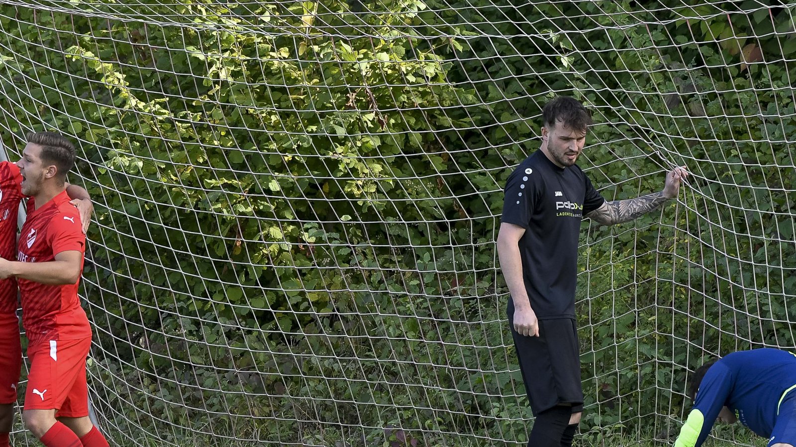 Dominik Bahmer (von links) und Jonas Brosi freuen sich über den Horrheimer Führungstreffer, während die Gäste konsterniert daneben stehen. Fotos: Leitner