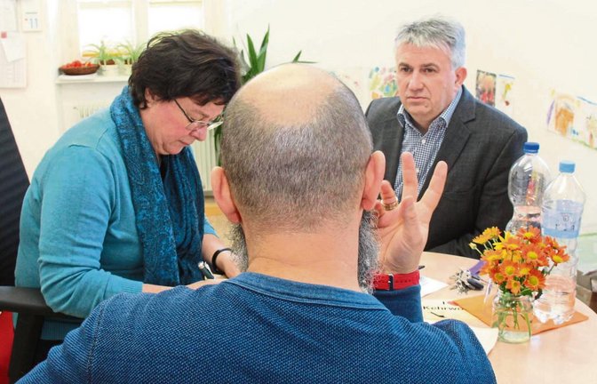Informieren, beraten, unterstützen: Die Mitarbeiter der Diakonie – hier im Bild Geschäftsführer Michael Marek und Diakonin Andrea Magenau – beraten Menschen in verschiedenen Notsituationen. Was dabei besprochen wird, dringt nicht nach außen: Alle Angebote unter liegen der Schweigepflicht, betont der Geschäftsführer.  Foto: Rostek