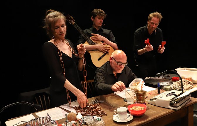 Sorgen für eine Geräuschkulisse auf der Bühne (von links): Nika Wanderer, Markus Löchner (sitzend) sowie David und Andreas Meyer.  <span class='image-autor'>Fotos: Haymann</span>