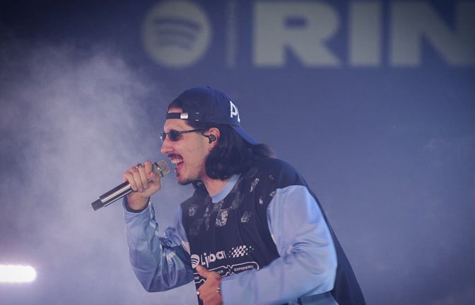 Der Rapper RIN ist in Bietigheim-Bissingen aufgewachsen und familiär auch mit Ludwigsburg verbunden. Sein Konzert in Stuttgart findet nächstes Jahr im Mai statt. Aufgrund von schwächelnder Nachfrage musste der Rapstar seine Tour verschieben.<span class='image-autor'>Simon Granville/Archiv</span>