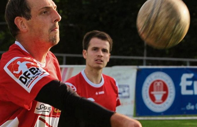 Mit Marc Krüger und Tobias Rommel (von links) nutzen die Faustballer des TVV das Frühlingsturnier am Alten Postweg zur letzten Standortbestimmung vor der Bundesligasaison. Foto: Nachreiner