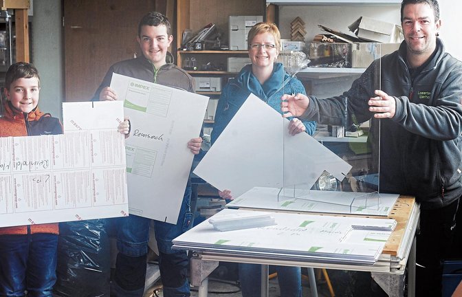 Bei der Familie Werhan helfen aktuell alle Familienmitglieder im eigenen Unternehmen mit (von links): Die beiden Söhne Robin und Philipp sowie Sindy und Mathias Werhan.  Foto: Kuhnle