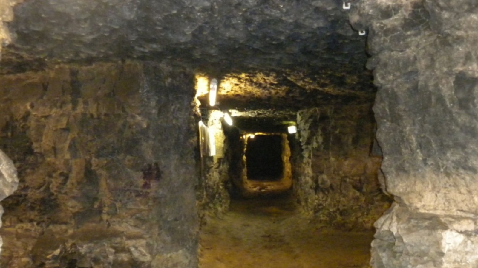 Blick in den Luftschutzstollen. Archivfoto: p Blick in den Luftschutzstollen. Archivfoto: p