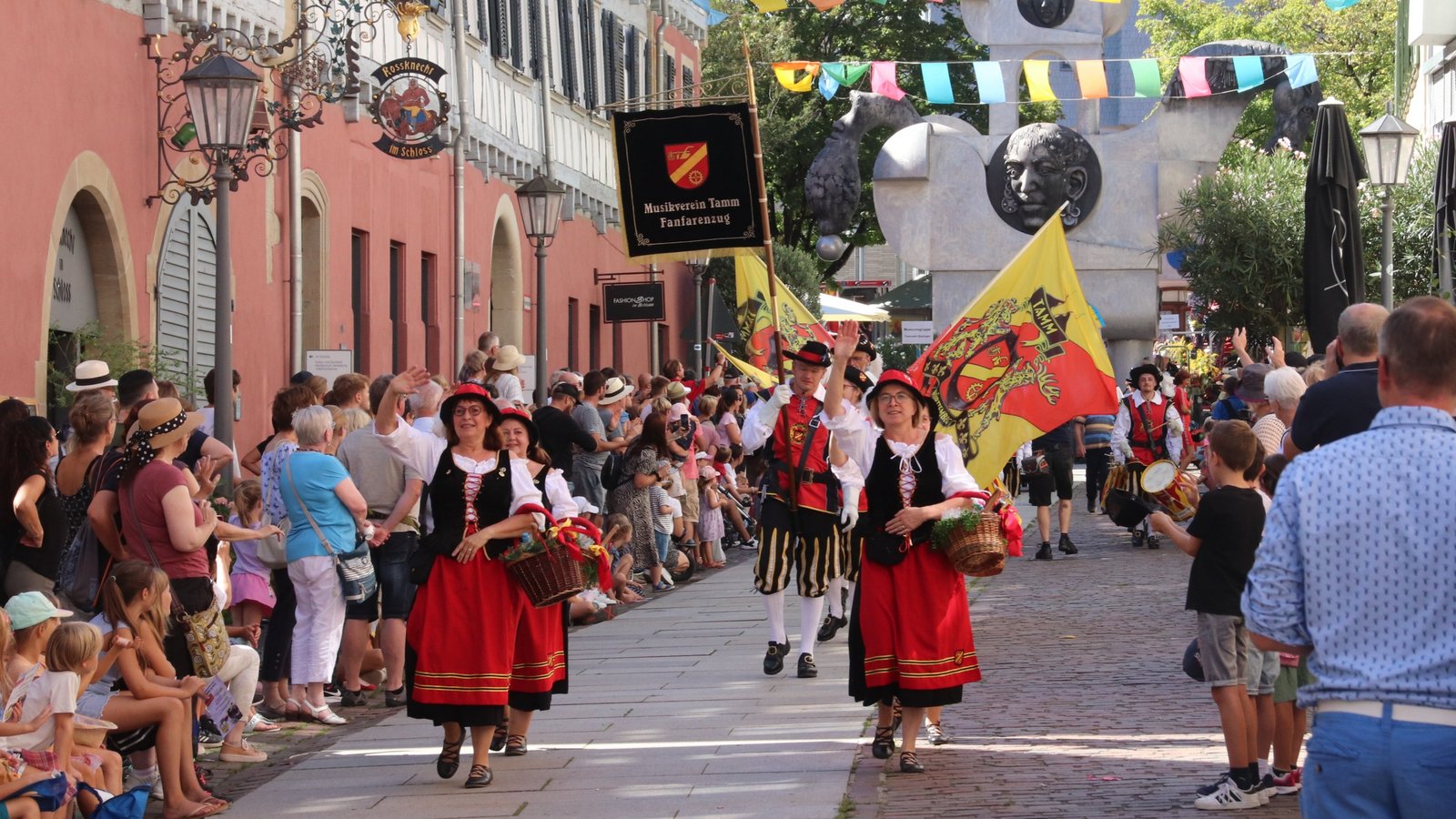 Vor der prächtigen Kulisse der Bietigheimer Altstadt läuft der Festzug – hier zu sehen der Fanfarenzug Tamm.  Fotos: Arning