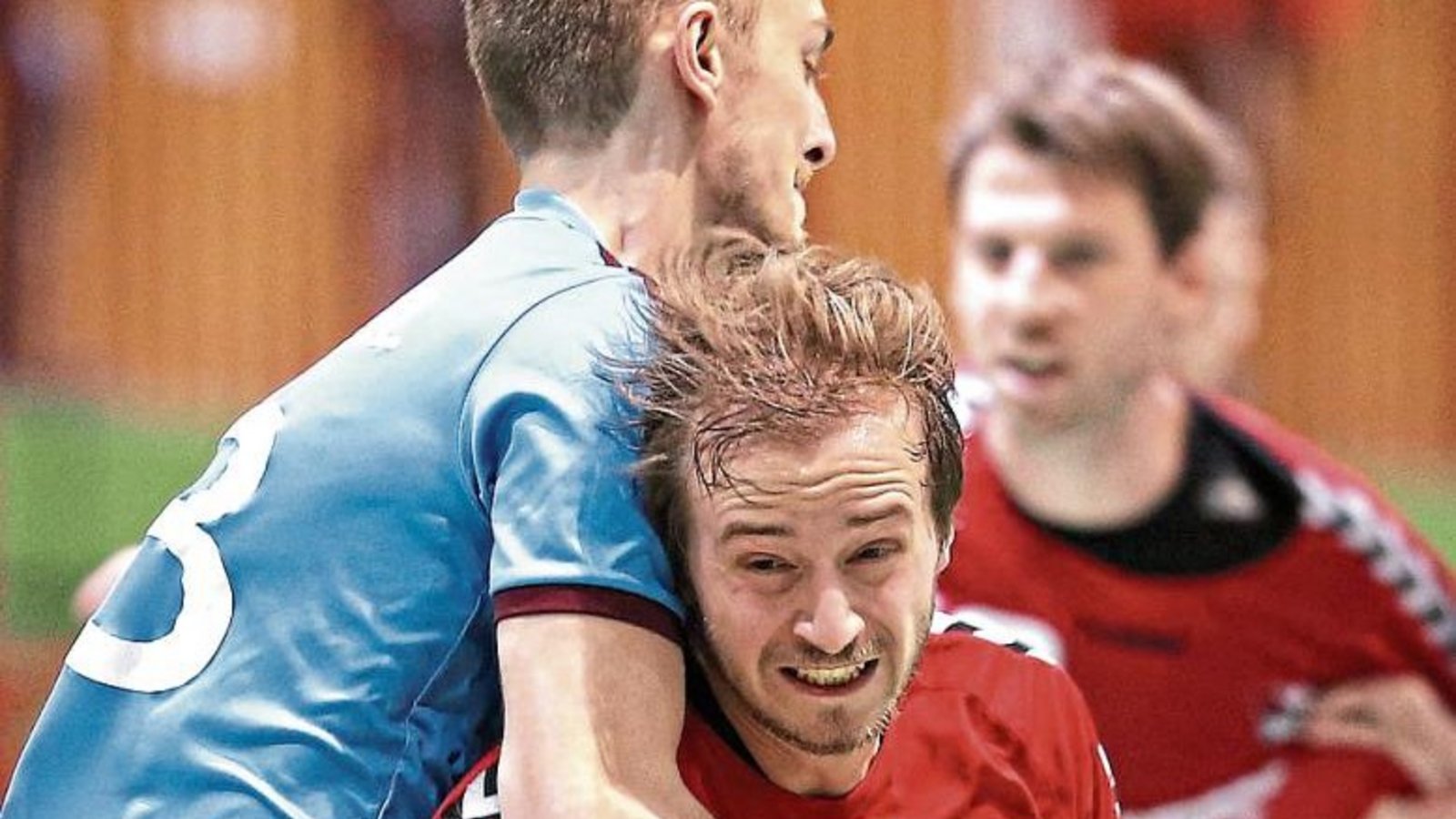 Für den HC Metter-Enz kämpft sich Joachim Göbgen durch die gegnerischen Abwehrreihen. Am Sonntag hat die Mannschaft beim Ackermann-Cup drei starke Teams zu Gast. Foto: Küppers Für den HC Metter-Enz kämpft sich Joachim Göbgen durch die gegnerischen Abwehrreihen. Am Sonntag hat die Mannschaft beim Ackermann-Cup drei starke Teams zu Gast. Foto: Küppers