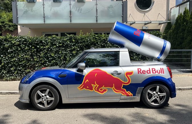 Zahlreiche Red-Bull-Autos parkten am Schwörmontag in der Doppelstadt, hier eine Aufnahme aus dem Neu-Ulmer Villenviertel.<span class='image-autor'>Niko Dirner</span>