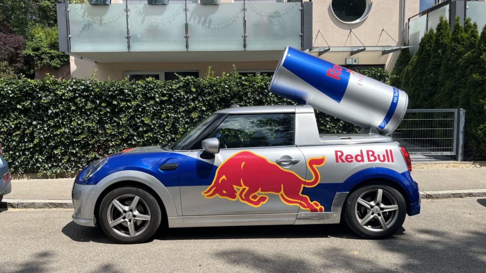 Zahlreiche Red-Bull-Autos parkten am Schwörmontag in der Doppelstadt, hier eine Aufnahme aus dem Neu-Ulmer Villenviertel.Niko Dirner Zahlreiche Red-Bull-Autos parkten am Schwörmontag in der Doppelstadt, hier eine Aufnahme aus dem Neu-Ulmer Villenviertel.Niko Dirner