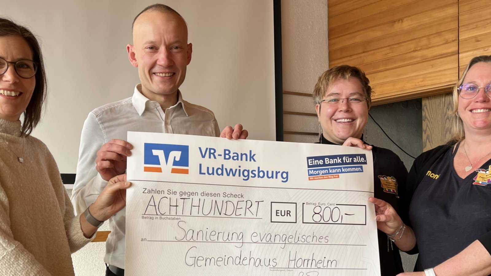 Der Kinder- und Jugendfreizeitverein spendet an die evangelische Kirchengemeinde.  Foto: p