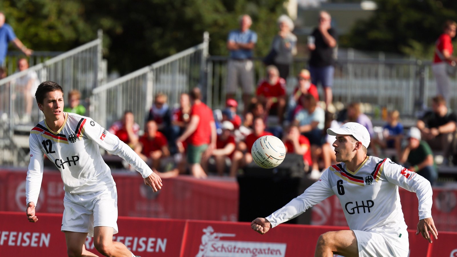 Eine konzentrierte Defensivleistung liefert der Vaihinger Jakob Kilpper (rechts) gegen Italien ab. Foto: Deutsche Faustball Liga