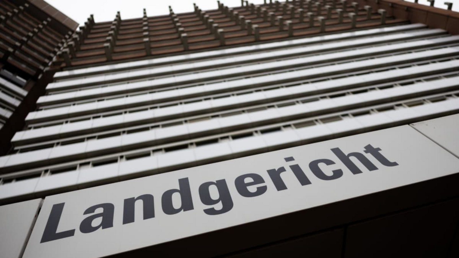 Blick auf das Landgericht Köln. Weil er unter anderem eine Schülerin im Unterricht missbraucht und sein eigenes Baby vergewaltigt hat, ist die Haftstrafe gegen einen Kölner Physiklehrer am Landgericht verlängert worden (Symbolfoto)Rolf Vennenbernd/dpa Blick auf das Landgericht Köln. Weil er unter anderem eine Schülerin im Unterricht missbraucht und sein eigenes Baby vergewaltigt hat, ist die Haftstrafe gegen einen Kölner Physiklehrer am Landgericht verlängert worden (Symbolfoto)Rolf Vennenbernd/dpa