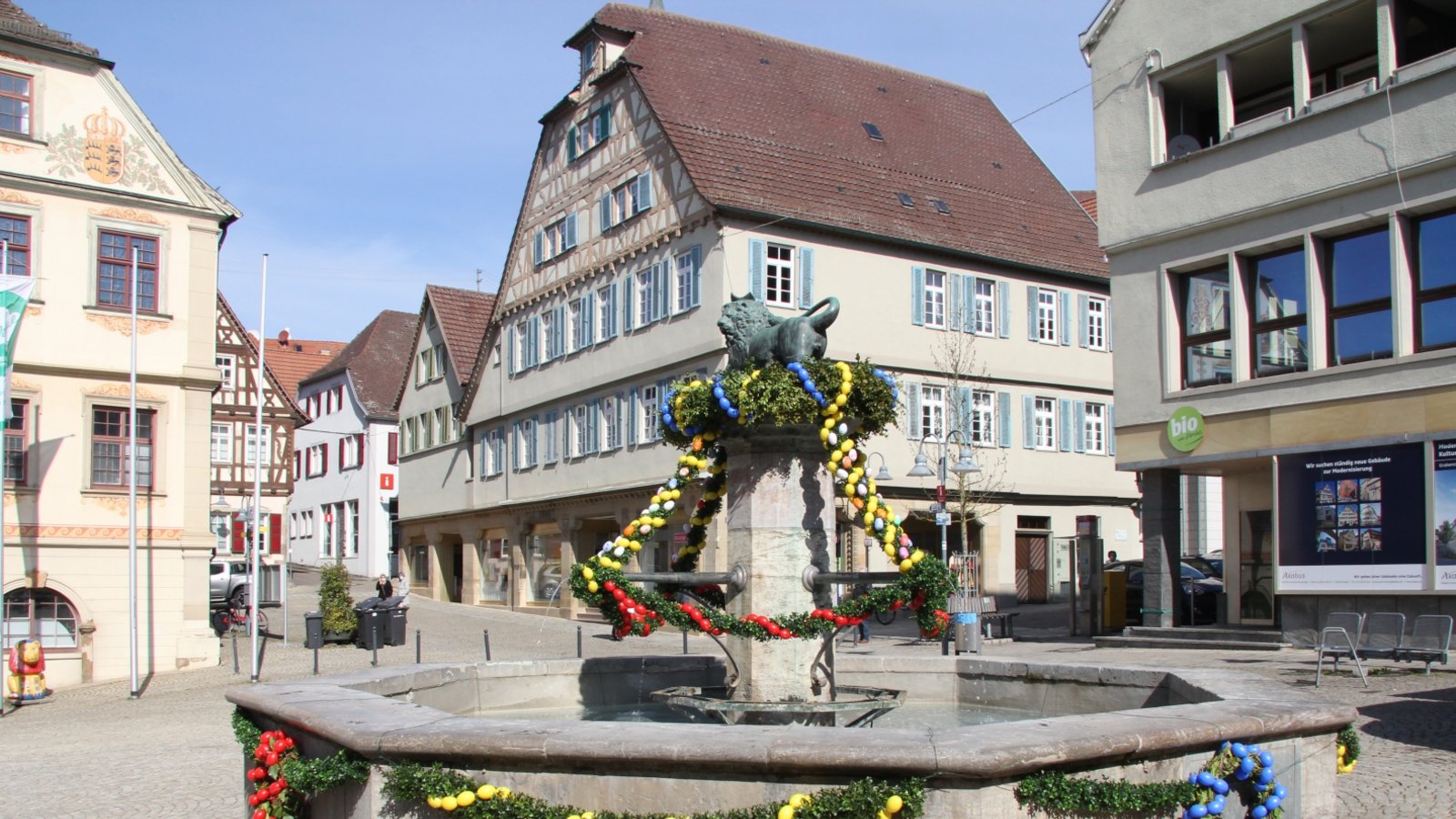 Noch ist es vor allem nachts winterlich kalt. Doch der Frühling kommt – Hoffnung macht der Osterschmuck am Brunnen auf dem Vaihinger Marktplatz. Foto: Banholzer Noch ist es vor allem nachts winterlich kalt. Doch der Frühling kommt – Hoffnung macht der Osterschmuck am Brunnen auf dem Vaihinger Marktplatz. Foto: Banholzer